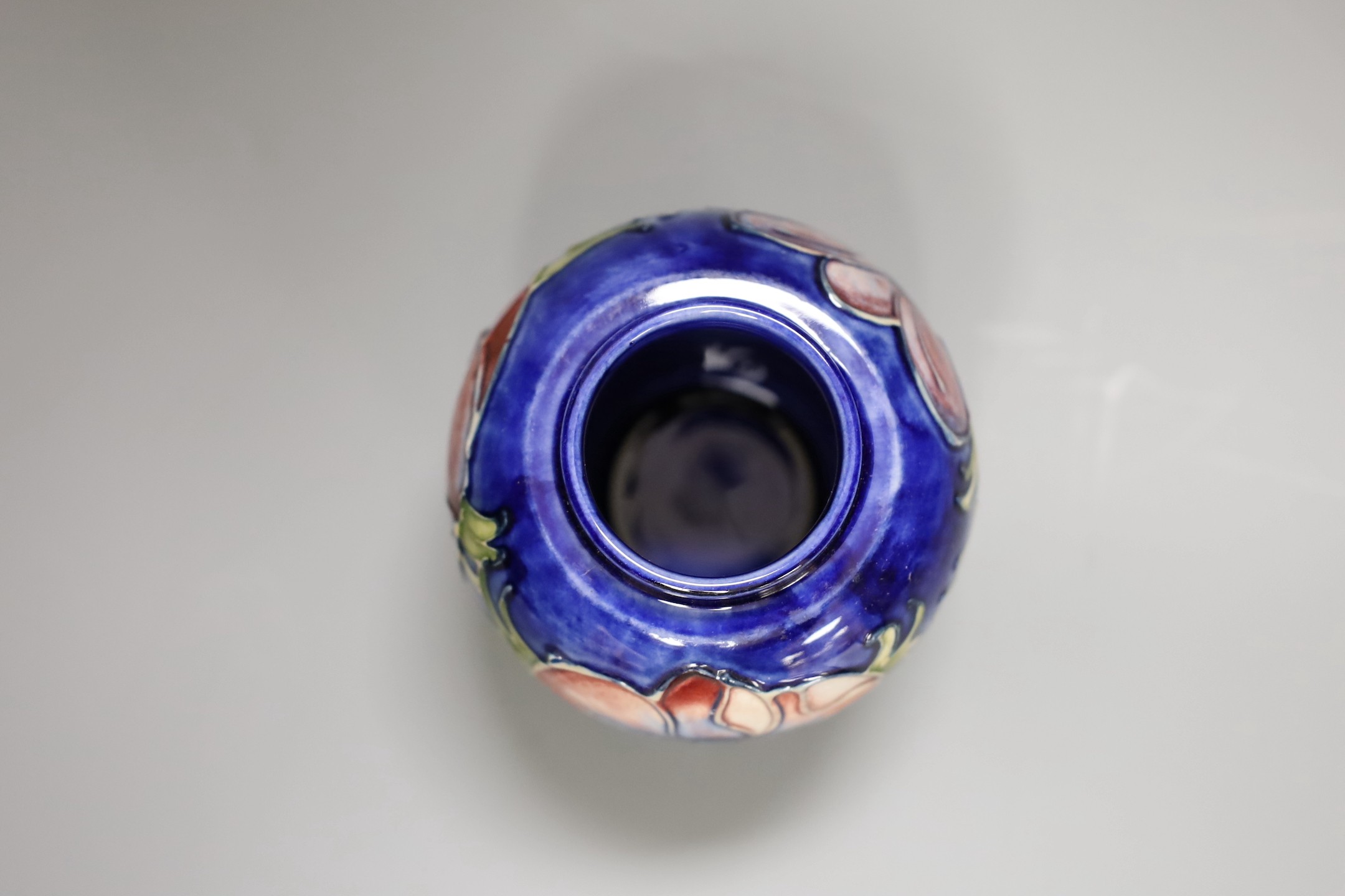 A small Moorcroft anenome ginger jar and cover, 10cm